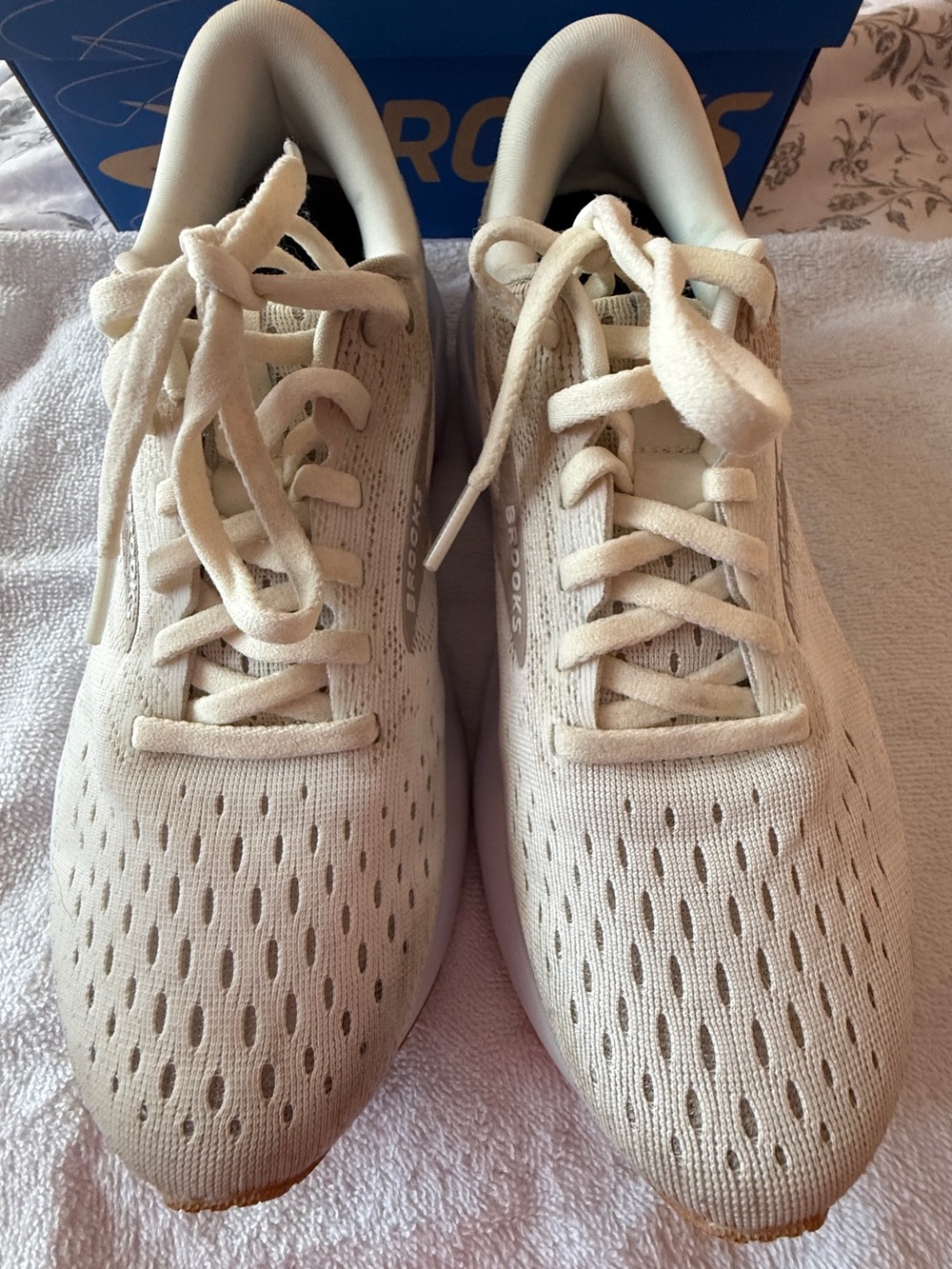 Brooks Athletic Shoes in Cream/Beige